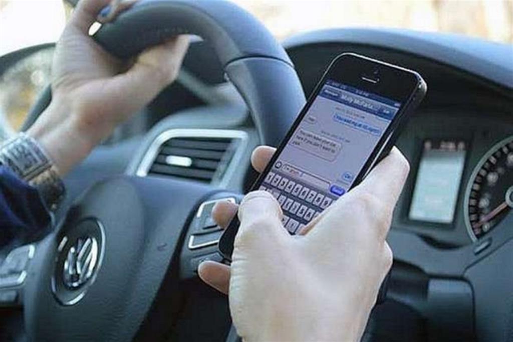 Dilaga la distrazione: iPhone, stop alle notifiche mentre si guida