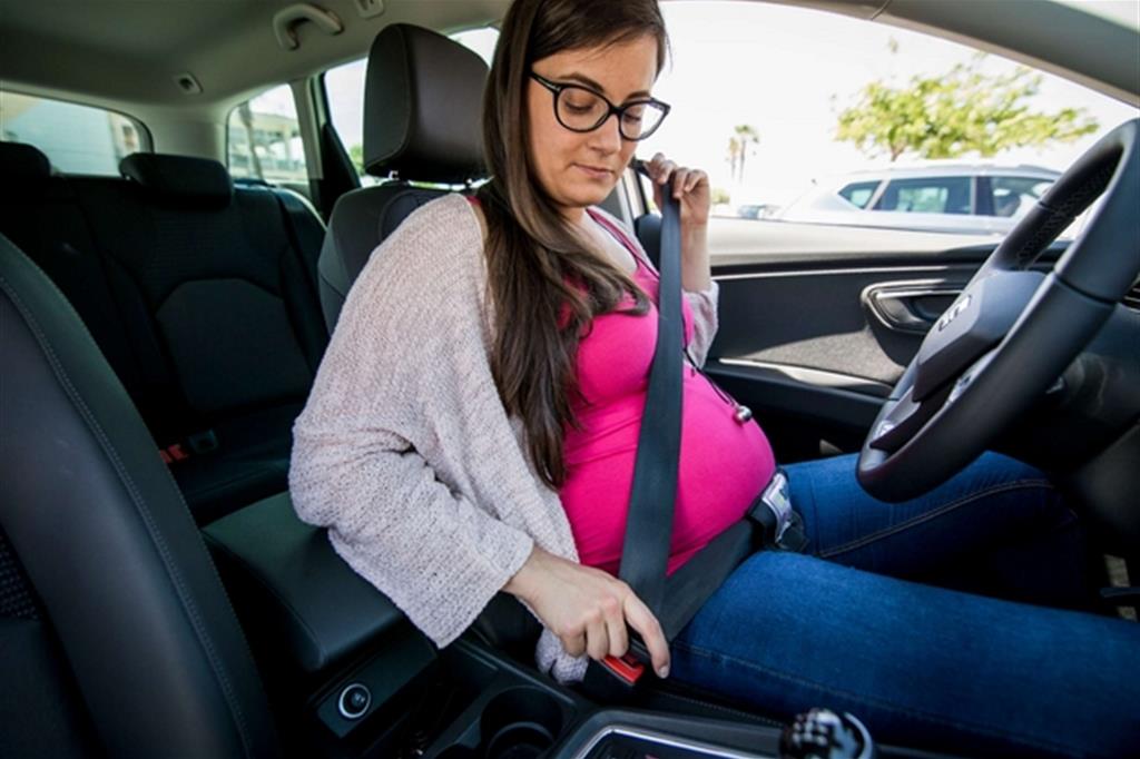 Guidare in gravidanza: 9 consigli per 9 mesi