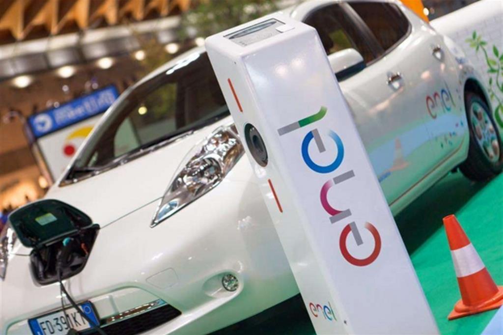 Enel «prenota» la guida dell'auto elettrica in Italia
