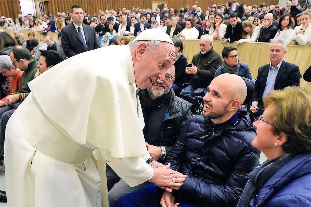 Papa Francesco parla con alcuni terremotati durante l'udienza a Roma (Badaracchi)