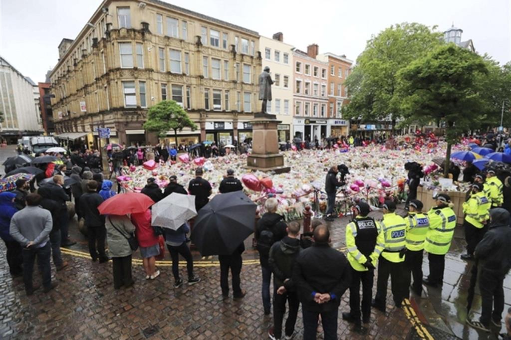St Ann Square, Manchester: la città colpita  ha reso omaggio alle vittime di Londra (Ansa)