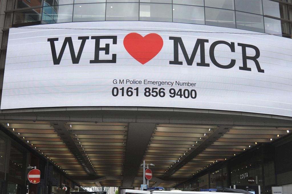 L'ingresso di un grande magazzino di Manchester con una scritta emblematica (Ansa)
