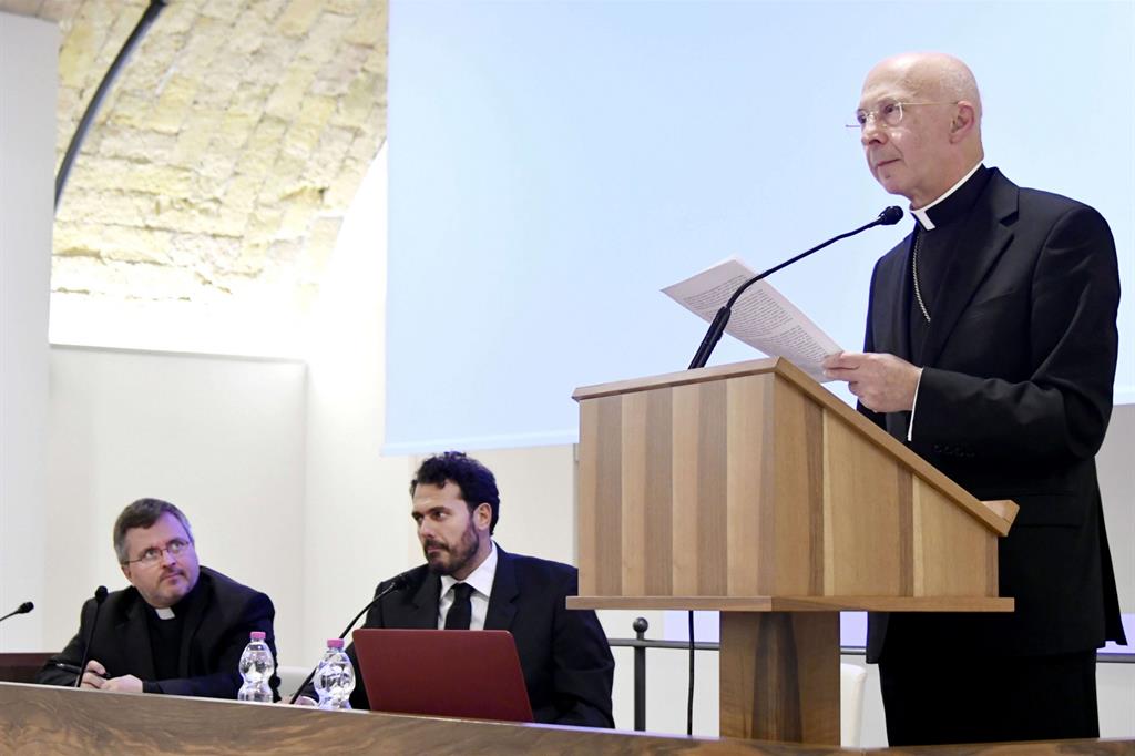 Il cardinale Angelo Bagnasco interviene all'assemblea del Forum delle associazioni familiari (Siciliani)