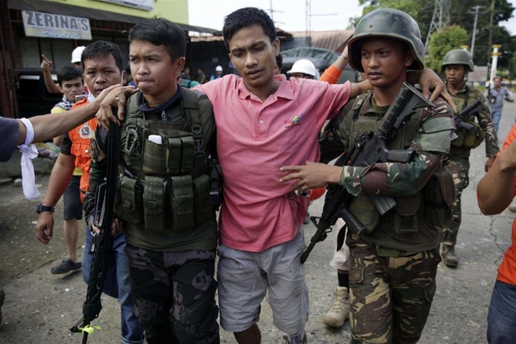 Un giovane ferito negli scontri tra esercito filippino e fondamentalisti fedeli al Daesh a Marawi (Epa)