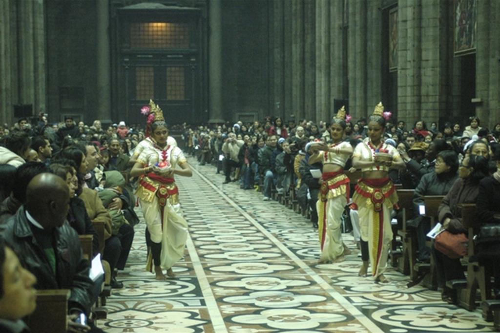 Una Messa nella festa dei popoli all'interno del Duomo di Milano