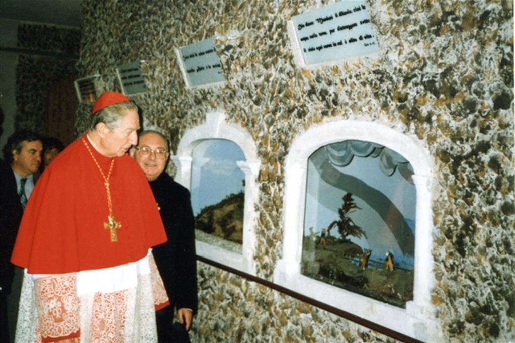 Il cardinale Carlo Maria Martini visita il rinnovato Presepe biblico di Baggio nel dicembre 1996 (foto Presepe biblico di Baggio)