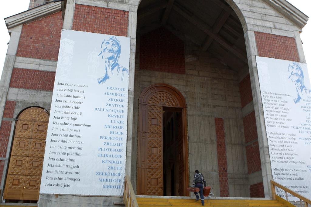 L'esterno della cattedrale-santuario dedicata a Madre Teresa a Pristina