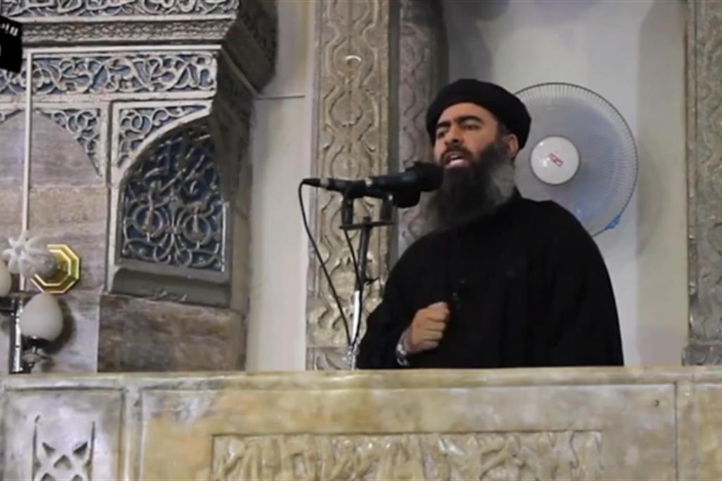 Abu Bakr al-Baghdadi mentre proclama la nascita del Califfato nella moschea al-Nuri a Mosul