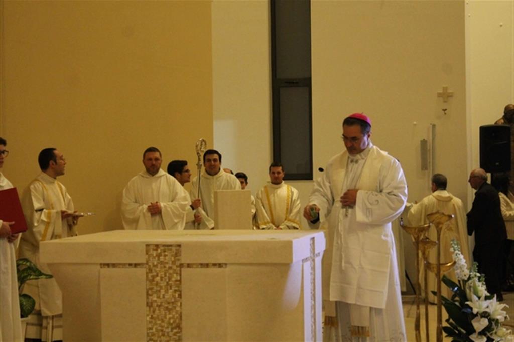 Il vescovo Cuttitta unge l’altare della nuova chiesa.
