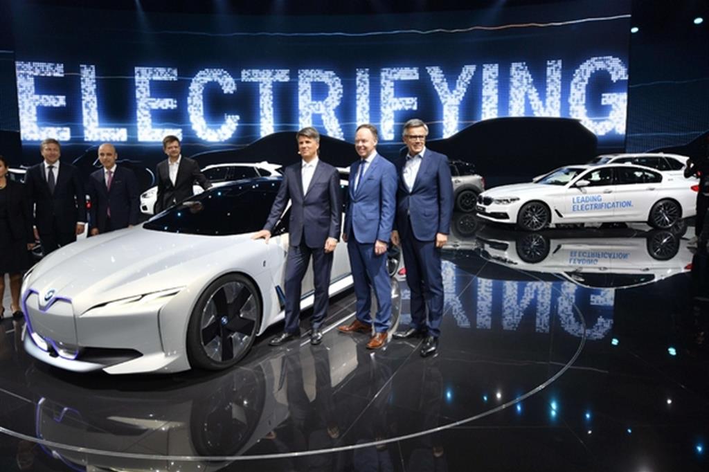 Il board di BMW presenta le novità del Gruppo al Salone di Francoforte, molte delle quali ad alimentazione elettrica