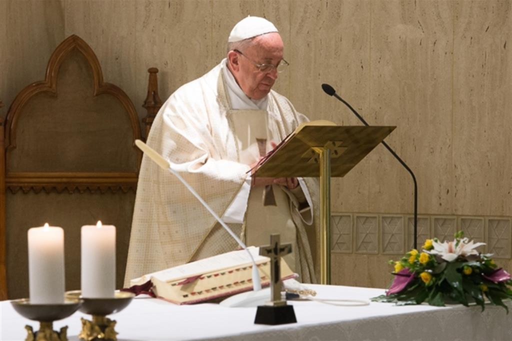 Il Papa: «Nella tentazione non si dialoga, si prega»