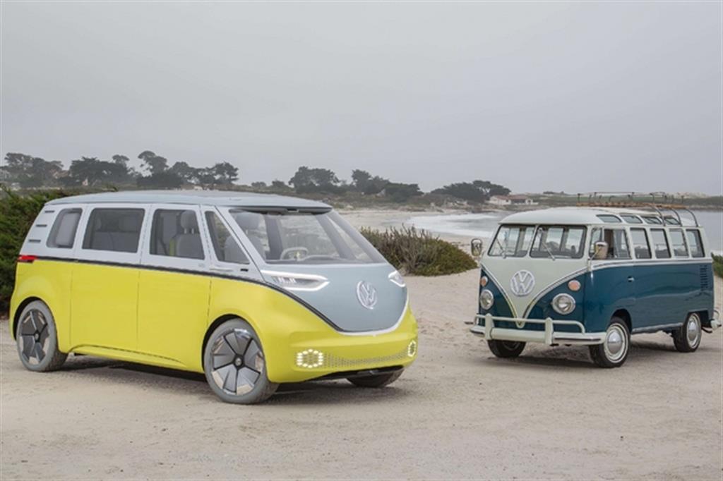 Il futuristico ID Buzz e (a destra) il vecchio e glorioso Bulli dal quale il nuovo van di Volkswagen prende ispirazione