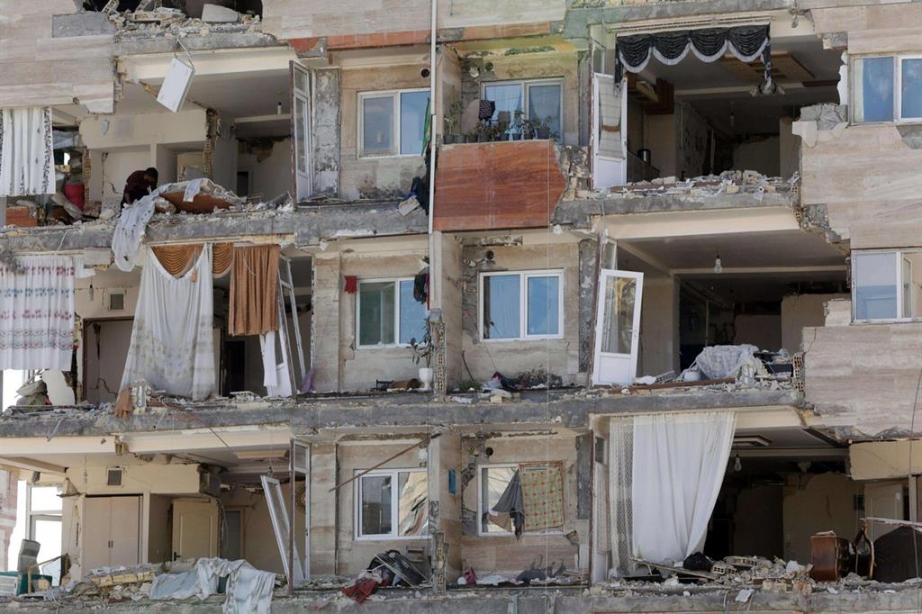 Macerie dopo il terremoto a Pole-Zahab in Iran (Ansa)
