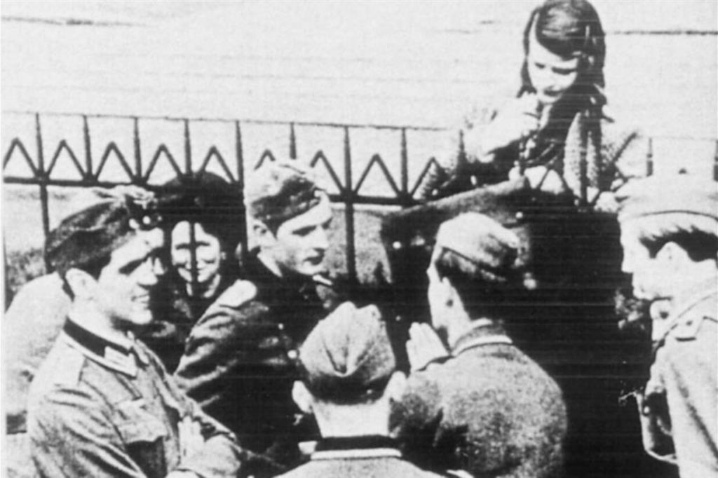 Sophie Scholl con un gruppo di giovani soldati fra i quali il fratello Hans, Alex Schmorell 1942-1943