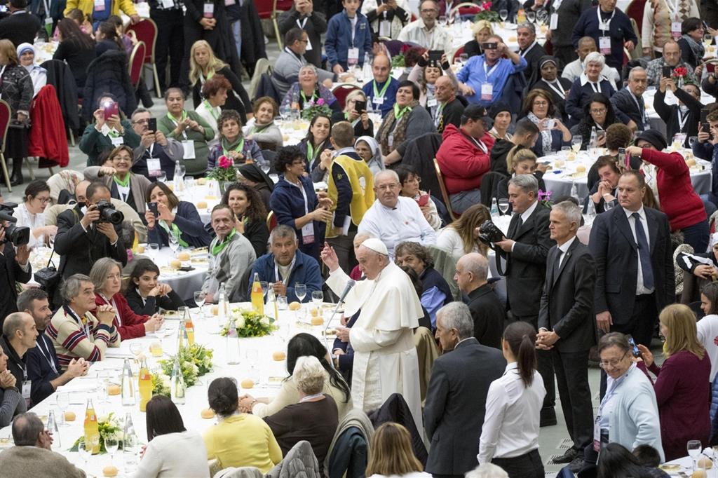 Papa Francesco a pranzo con i poveri in Aula Paolo VI il 19 novembre per la prima Giornata mondiale dei poveri