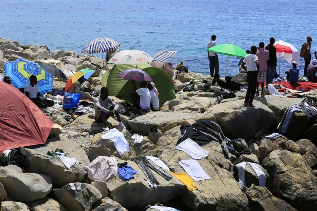 I migranti accampati sugli scogli di Ventimiglia l'anno scorso