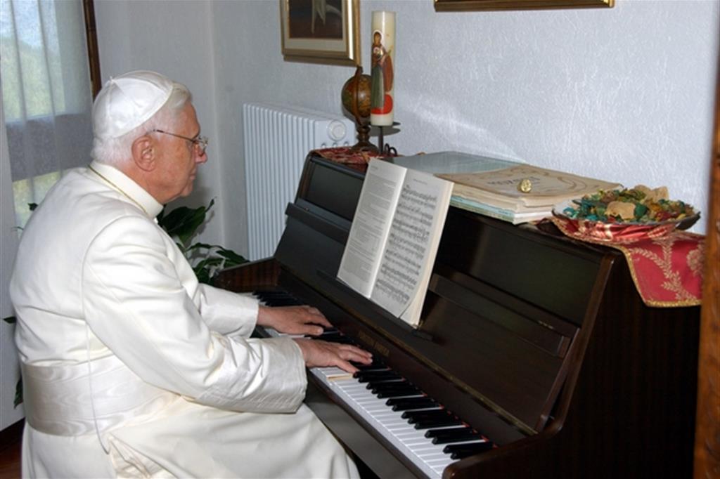 Benedetto XVI a Les Combes (2006) suona gli amati Bach e Mozart