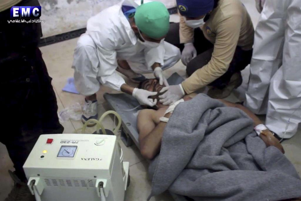 Un frame del video postato dal gruppo anti-governativo siriano Edlib Media Center, mostra una vittima del sospetto attacco chimico all'ospedale di Khan Sheikhoun