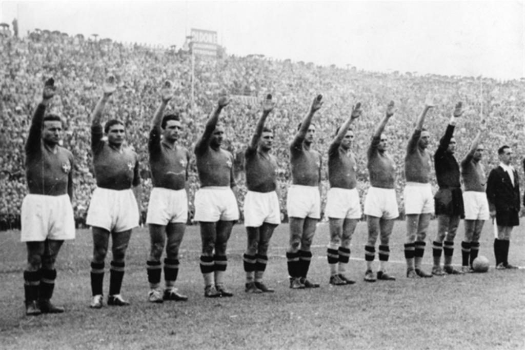 Mondiali del 1938 in Francia. Il saluto fascista dei giocatori italiani prima della finale vinta contro l'Ungheria 4-2