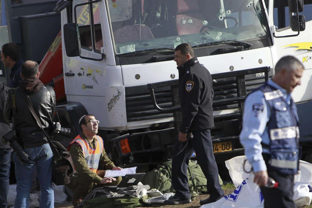 Investigatori sul luogo dell'attentato di domenica in Israele (Ansa)