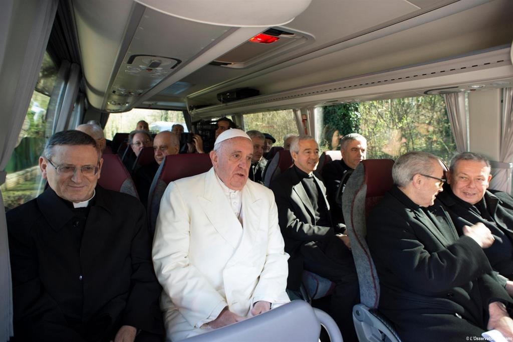 Il Papa in pullman assieme ai membri della Curia Romana diretti ad Ariccia per gli Esercizi Spirituali di Quaresima (Foto Ansa d'archivio)