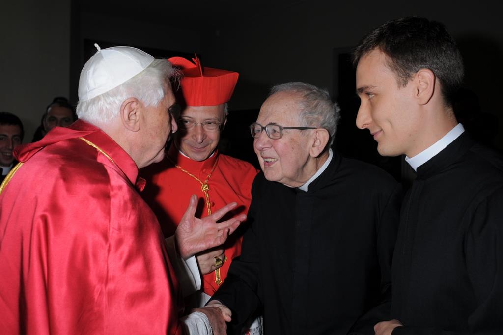 Monsignor Franco Ricciardi incontra Benedetto XVI a Genova l'11 maggio 2008 (Osservatore Romano)