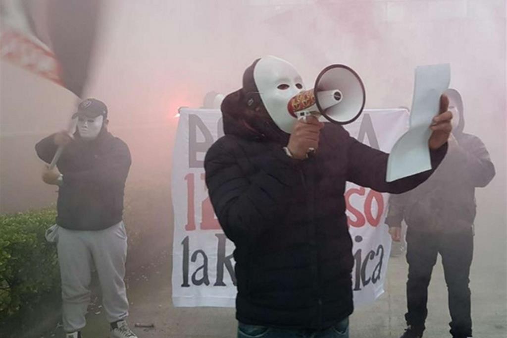 Un neofascista legge un proclama sotto la sede del quotidiano la Repubblica (Ansa)