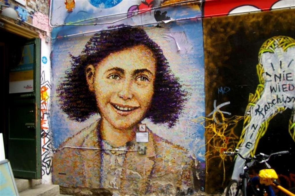 Un ritratto della piccola Anna firmato da un artista di strada nel 2014 a Berlino, sul muro davanti alla mostra dedicata alla famiglia Frank a settant'anni dalla loro cattura