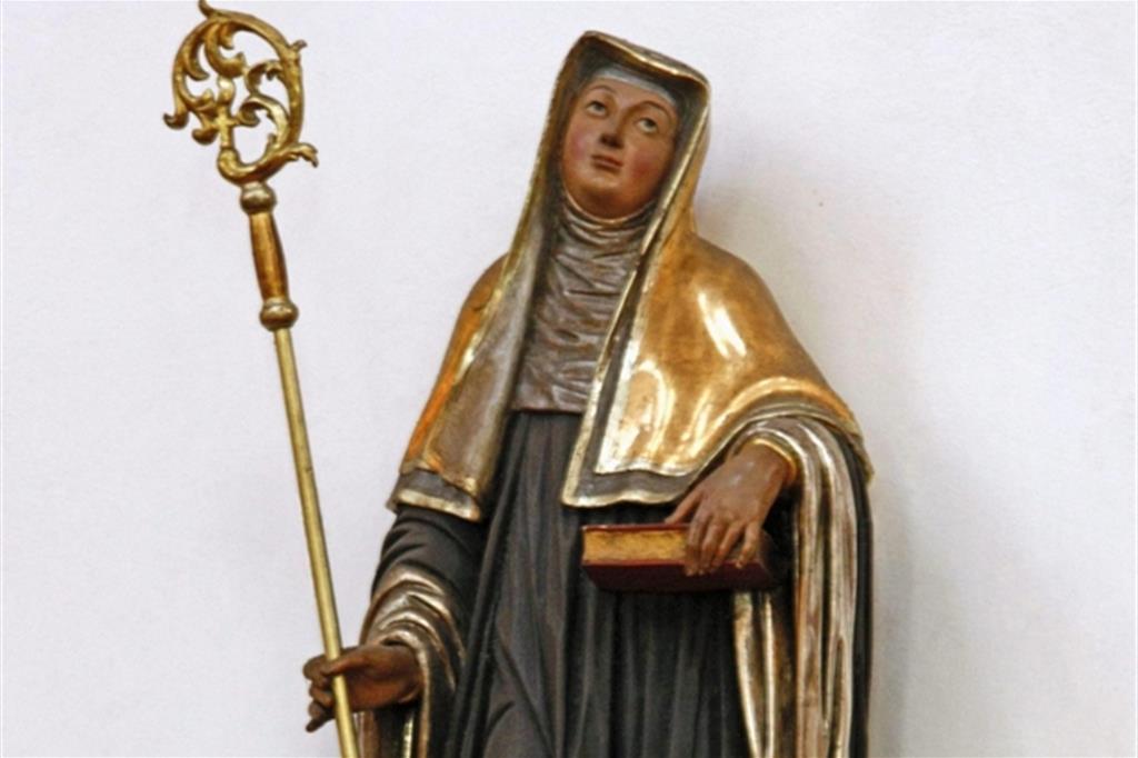 Una scultura che rappresenta santa Ildegarda di Bingen (1098-1179)