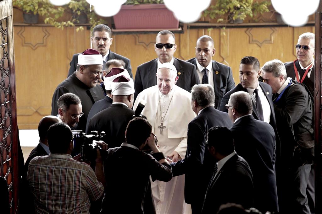 Papa Francesco arriva all'università al-Azhar al Cairo (Ansa)