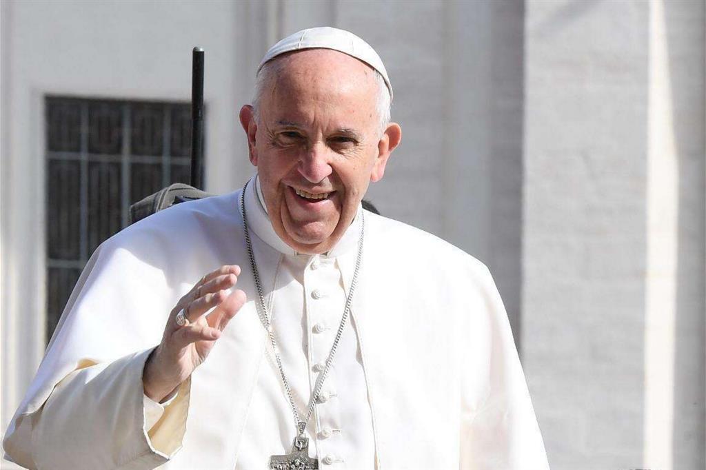 Il Papa saluta prima di cominciare la catechesi (Ansa)