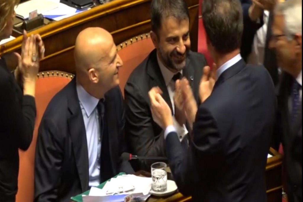 Augusto Minzolini applaudito nell'aula del Senato dopo il voto contro la sua decadenza, il 16 marzo (Ansa / fermo immagine da Alanews)