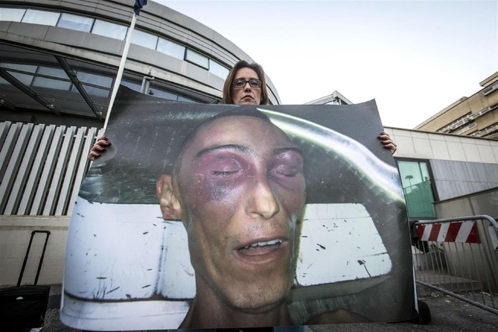 Ilaria Cucchi mostra la foto del fratello dopo l'arresto (Ansa)