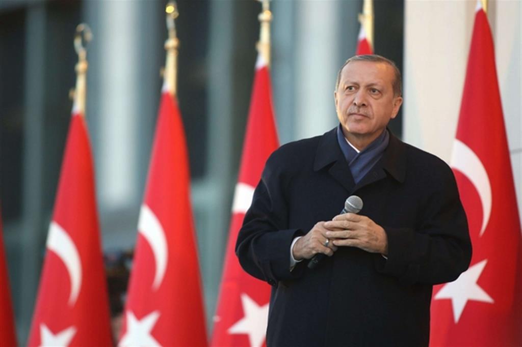 Super-Erdogan vince di misura. L'Osce: 2,5 milioni di schede sospette