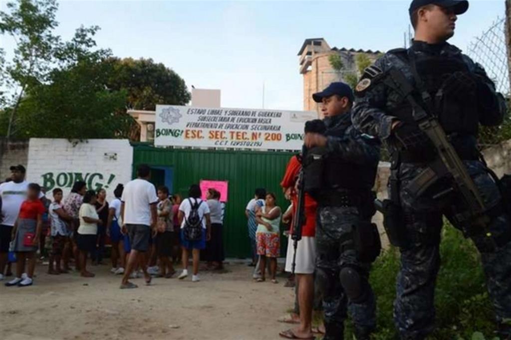 Poliziotti messicani schierati all’ingresso di un istituto tecnico di Chilapa, nello Stato Guerrero