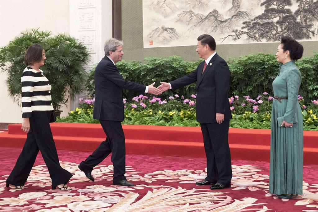 Il saluto tra Paolo Gentiloni e Xi Jinping al One Bel One Road Forum di Pechino (Ansa)