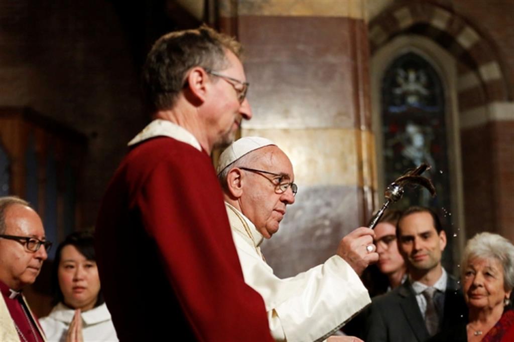 Il Papa durante la visita di domenica alla chiesa anglicana di All Saints a Roma (Reuters)