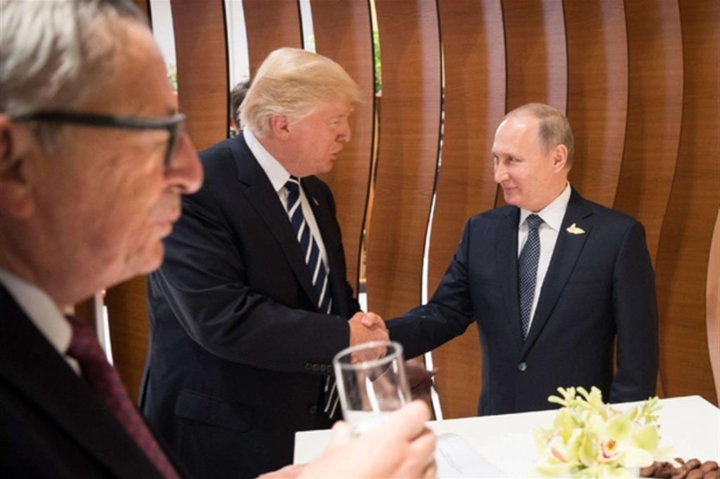 La prima volta: la stretta di mano ad Amburgo tra Donald Trump e Vladimir Putin (Ansa)