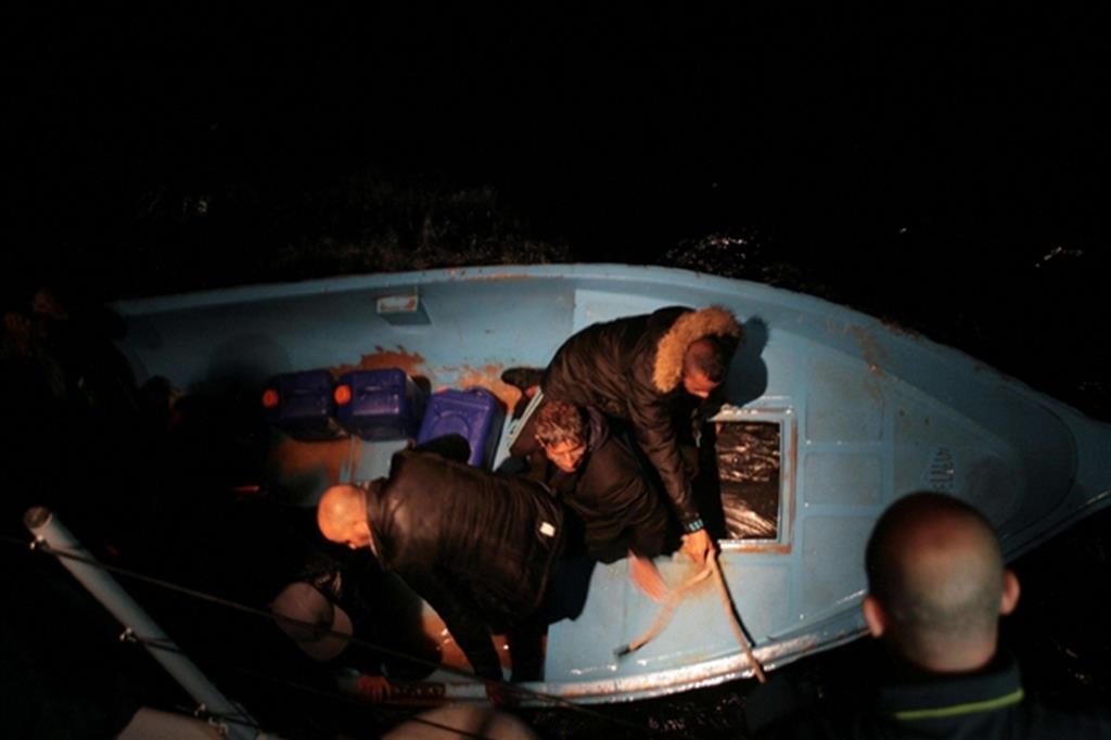 Un barchino con a bordo 12 algerini è approdato intorno alle 3 in località Ponti a Sant'Antioco, nel Sulcis.