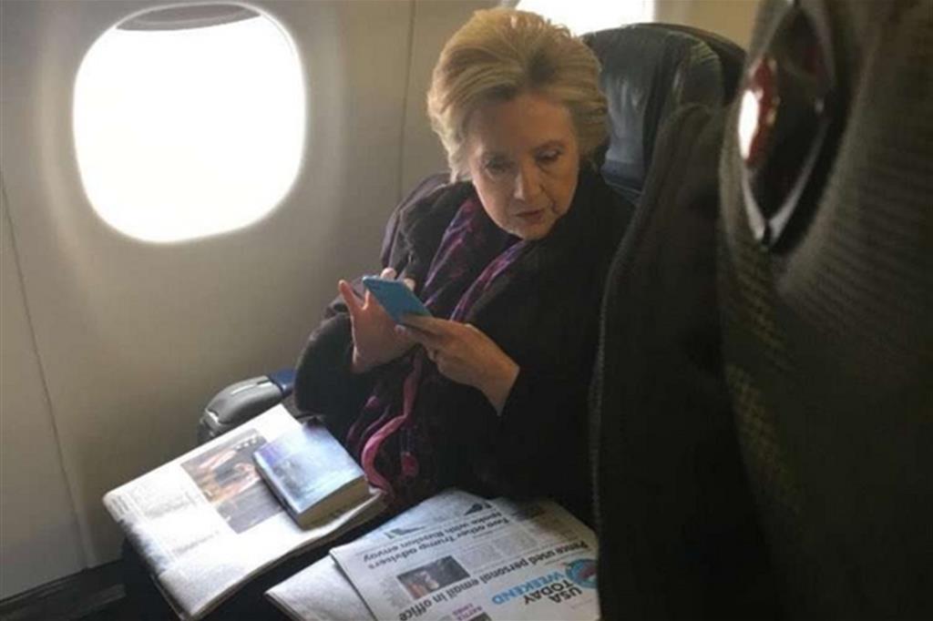 Hillary Clinton sul volo da Boston a New York con il giornale