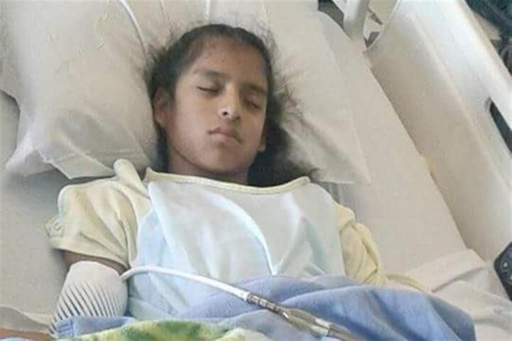 La piccola Rosa Maria Hernández, durante il ricovero in ospedale