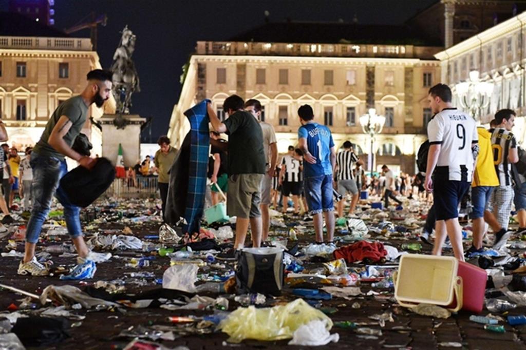 Il disastro in piazza San Carlo a Torino dopo il mortale fuggi fuggi del 3 giugno scorso