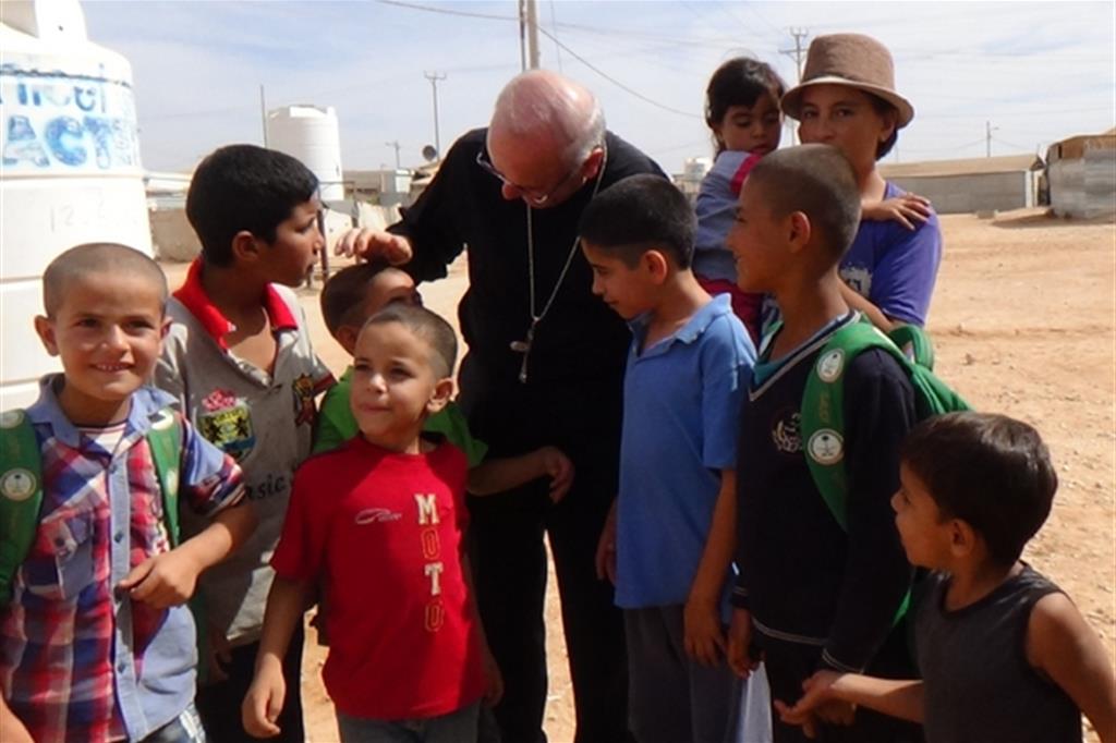 Il vescovo Nunzio Galantino, segretario generale della Cei, fra i ragazzi di un campo profughi in Giordania