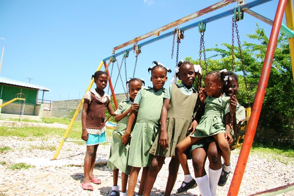 Bimbi al centro educativo di Avsi a Port-au-Prince