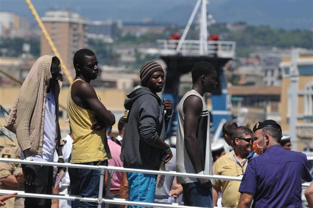 Catania, la nave norvegese Siem Pilot al servizio di Frontex con a bordo i migranti soccorsi dal pattugliatore Cigala Fulgosi della Marina
