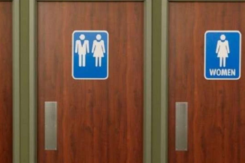 Trump cancella la norma sull'accesso ai bagni per genere