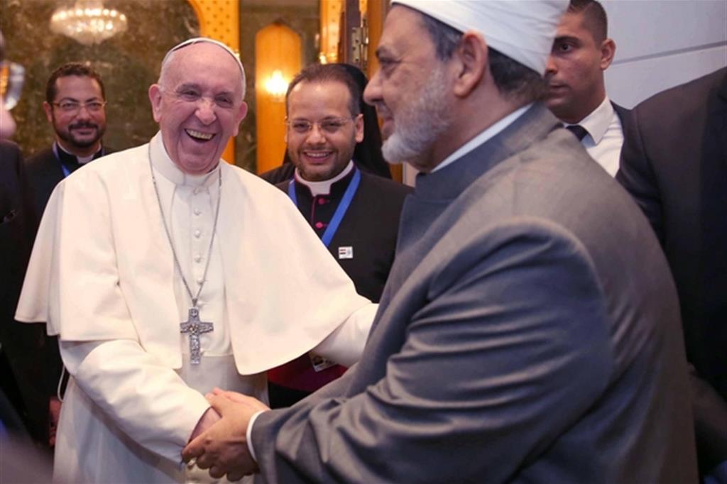 Papa Francesco nell'incontro con il grande imam Al-Azhar il 28 aprile 2017 nella moschea del Cairo