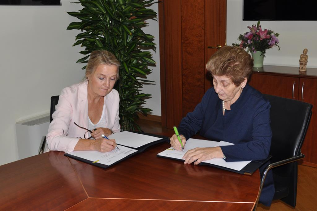 La rappresentante dell'Oms per la Siria Elizabeth Hoff (a sinistra) e la presidente del Bambino Gesù Mariella Enoc firmano l'intesa