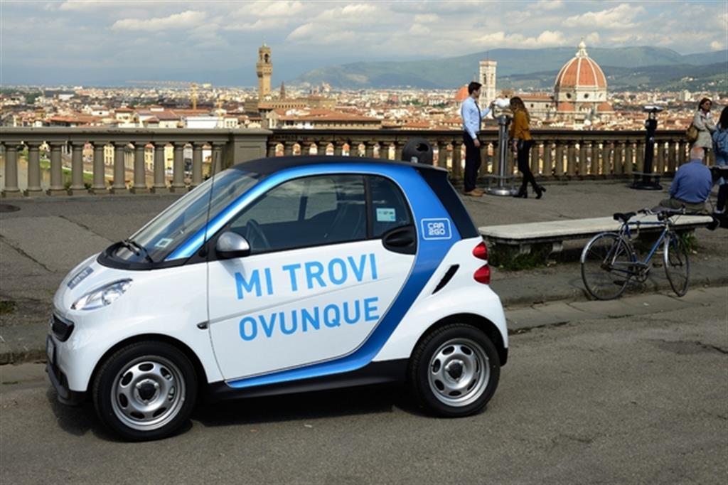 Una delle Smart di Car2go, il più grande operatore di car sharing in Italia