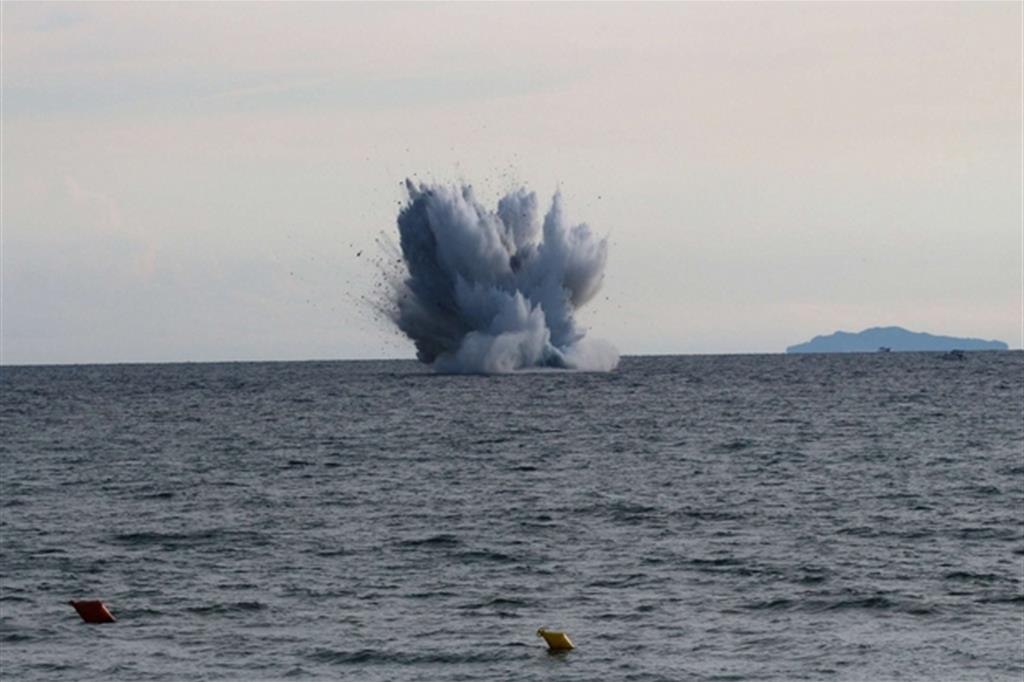 Un caccia militare precipita in mare durante Air Show: muore il pilota